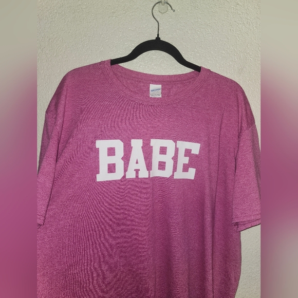 💟EUC Gildan "BABE Graphic T-Shirt" in "Heathered Radiant Orchid" Sz XL💟 - Picture 5 of 9
